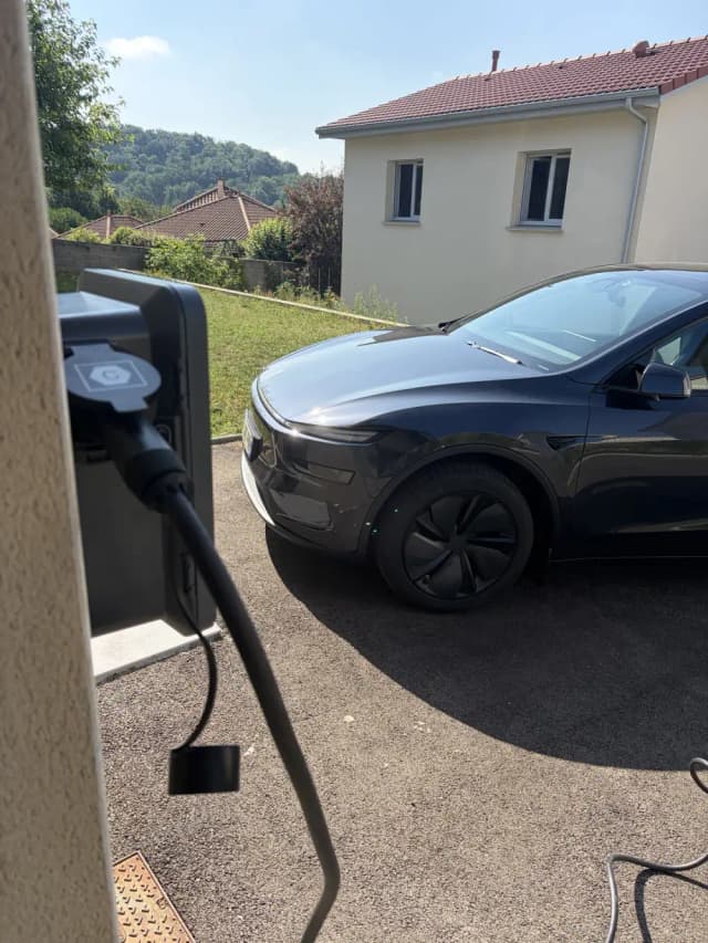 Voiture électrique en charge à domicile