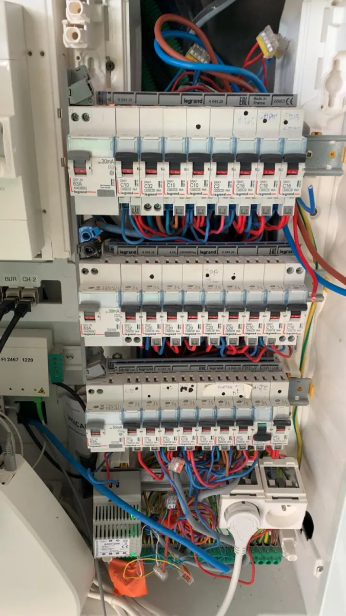 Vérification du tableau électrique lors de la visite technique